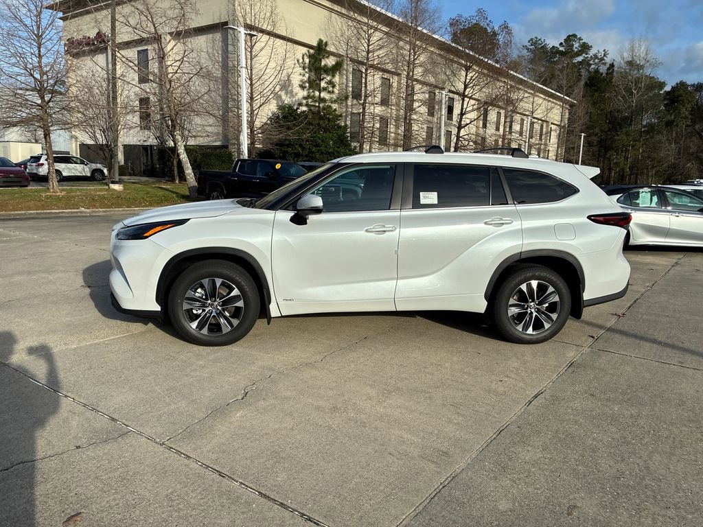 New 2026 Toyota Highlander XLE image 2