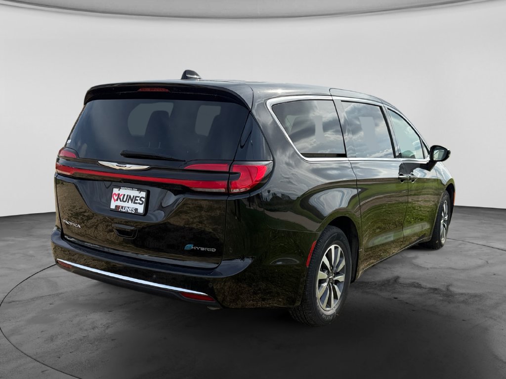 Used 2024 Chrysler Pacifica Limited FWD image 9
