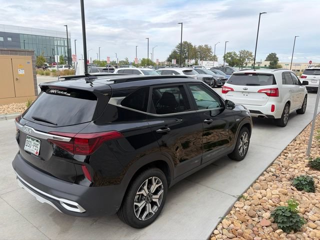 Used 2022 Kia Seltos EX AWD/4WD image 2