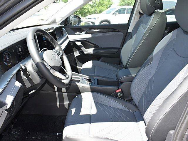 New 2025 Volkswagen Tiguan SE image 7