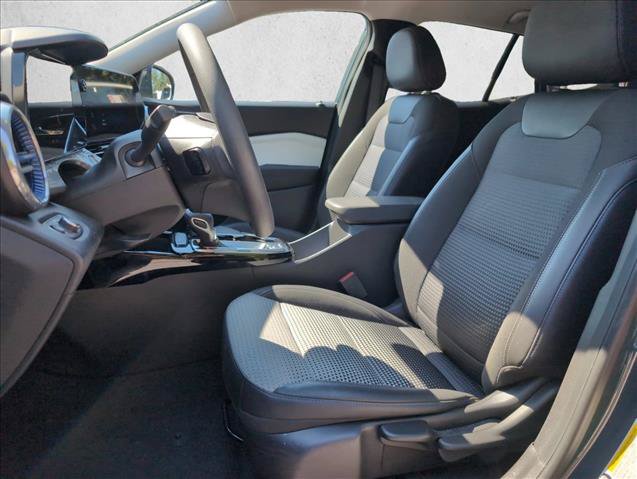 Used 2025 Chevrolet Trax LT FWD image 11