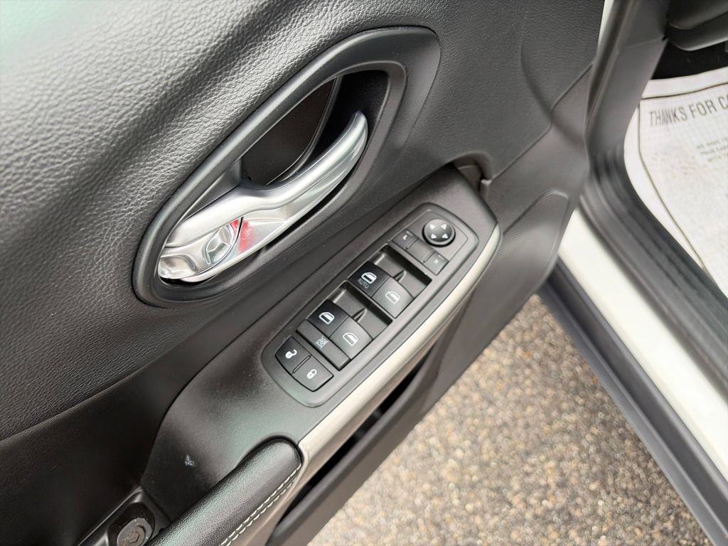Used 2019 Jeep Cherokee Latitude Plus AWD/4WD image 12