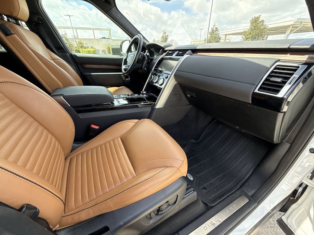 Used 2018 Land Rover Discovery HSE image 15