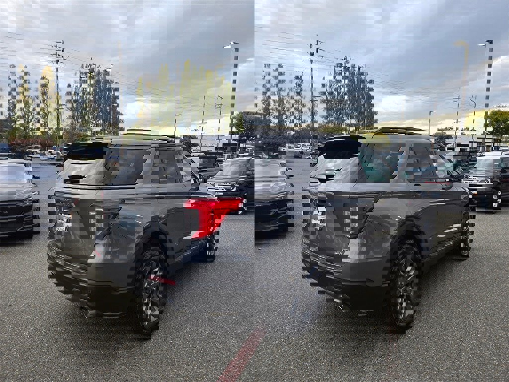 Used 2023 Ford Explorer XLT w/ Equipment Group 202A image 5