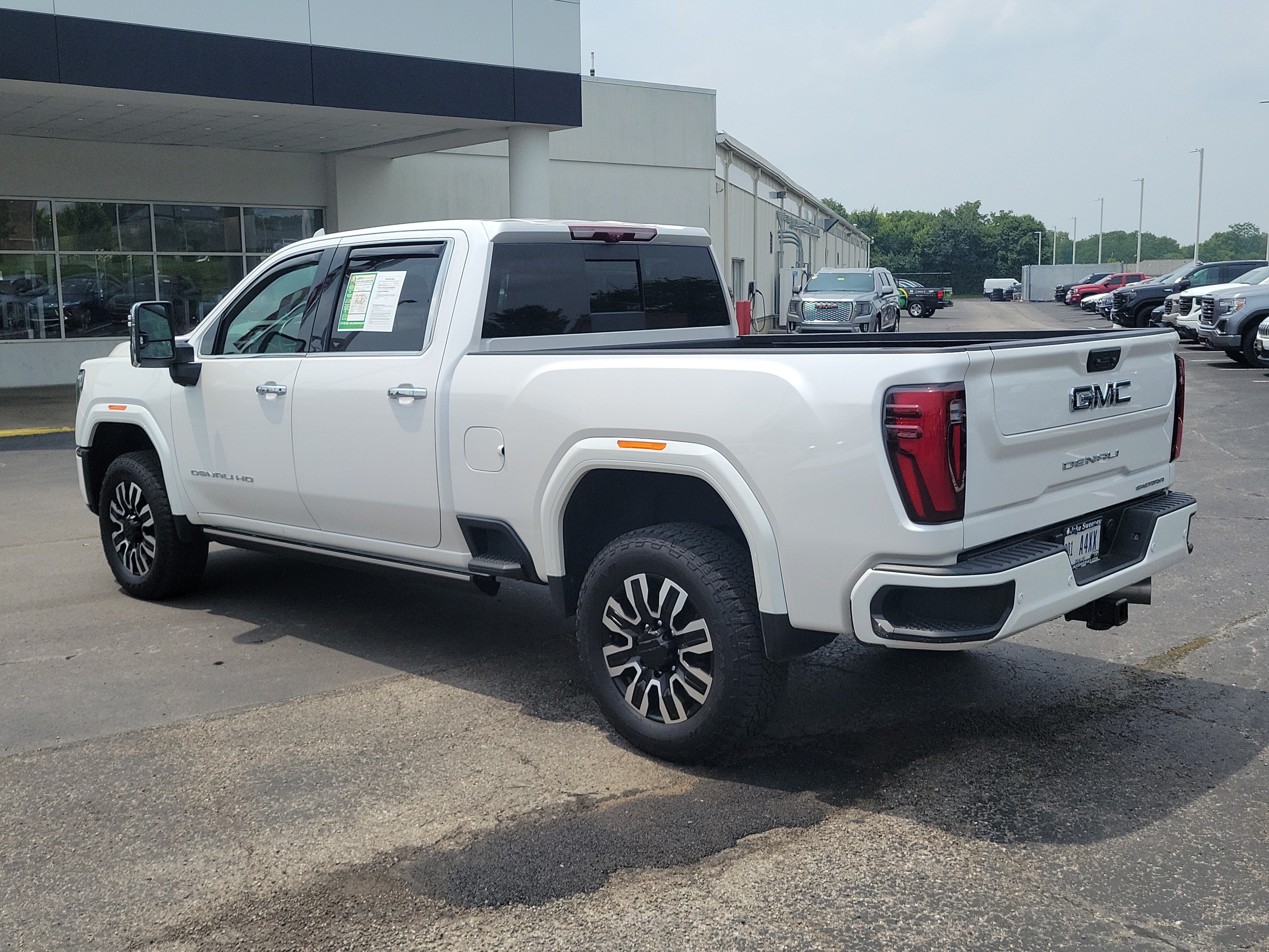 Used 2024 GMC Sierra 2500 Denali Ultimate AWD/4WD image 3