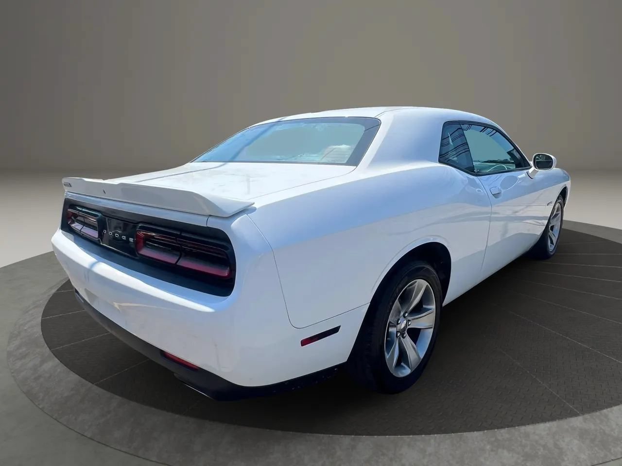 Used 2018 Dodge Challenger SXT RWD image 5