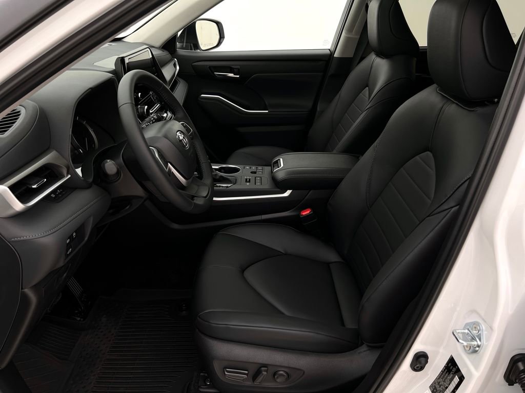 Used 2026 Toyota Highlander XLE image 11