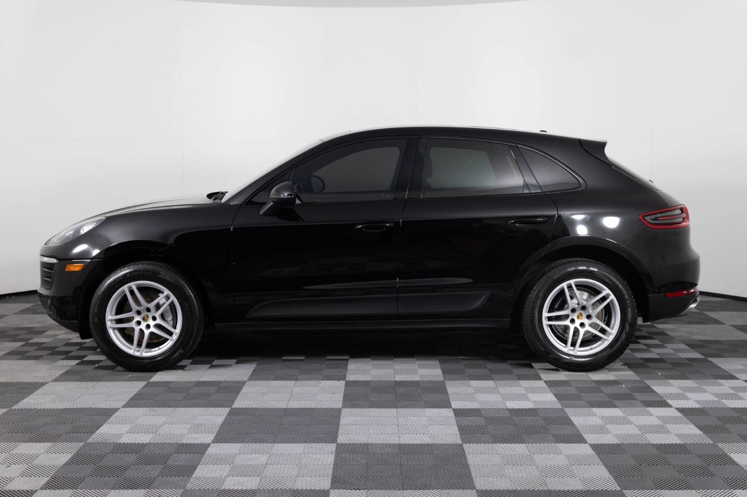 Used 2017 Porsche Macan AWD/4WD image 3