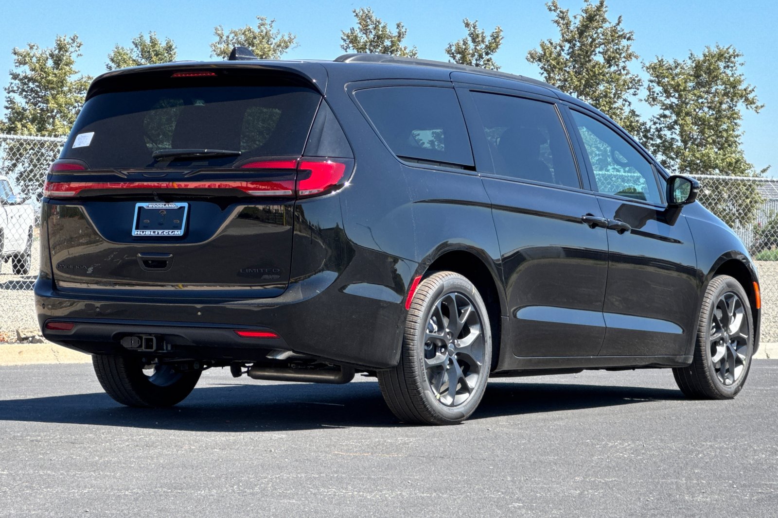 New 2027 Chrysler Pacifica Limited AWD/4WD image 3