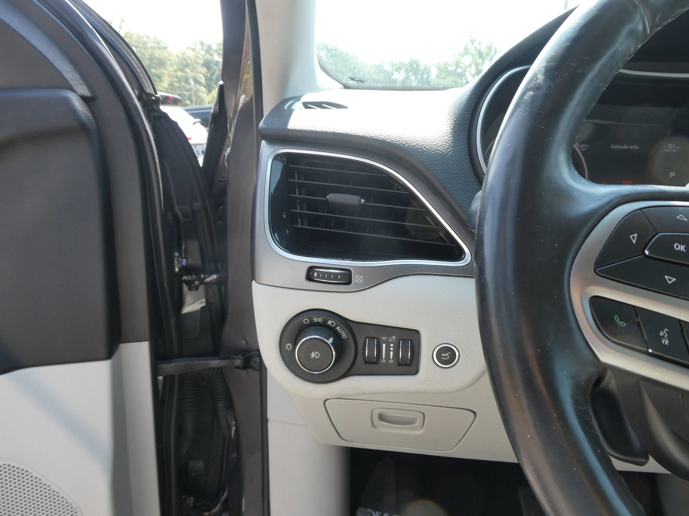 Used 2019 Jeep Cherokee Limited FWD image 16