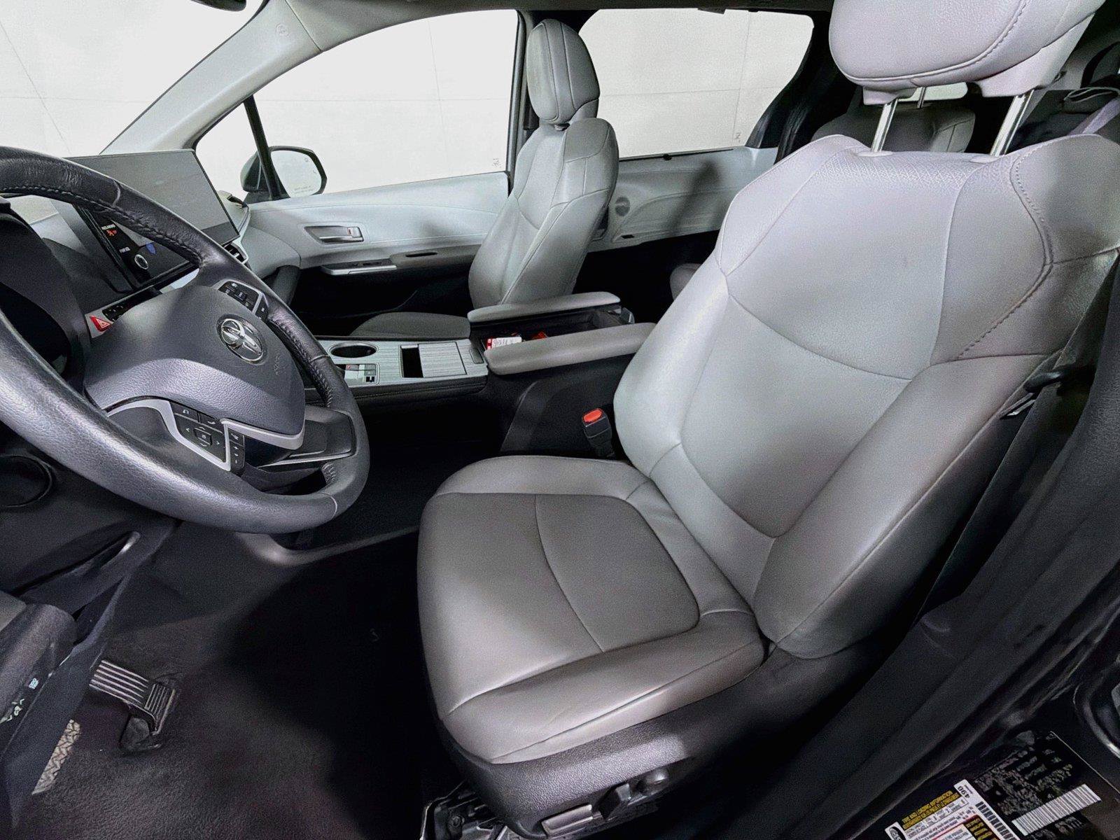 Used 2025 Toyota Sienna XLE FWD image 2