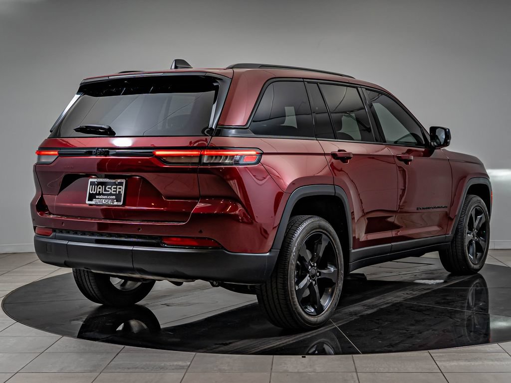 Used 2023 Jeep Grand Cherokee Altitude RWD image 5