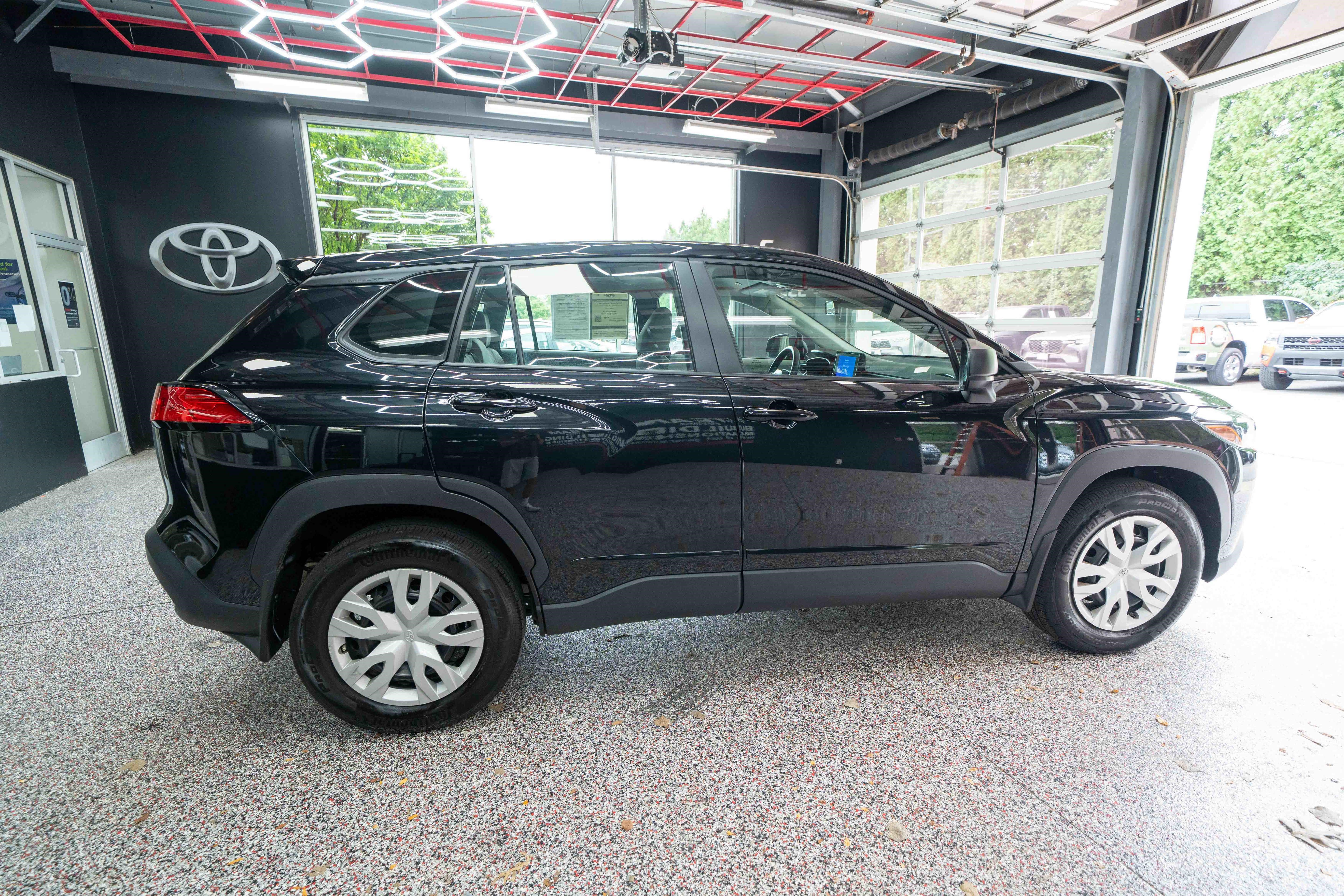 Used 2025 Toyota Corolla Cross L AWD/4WD image 4