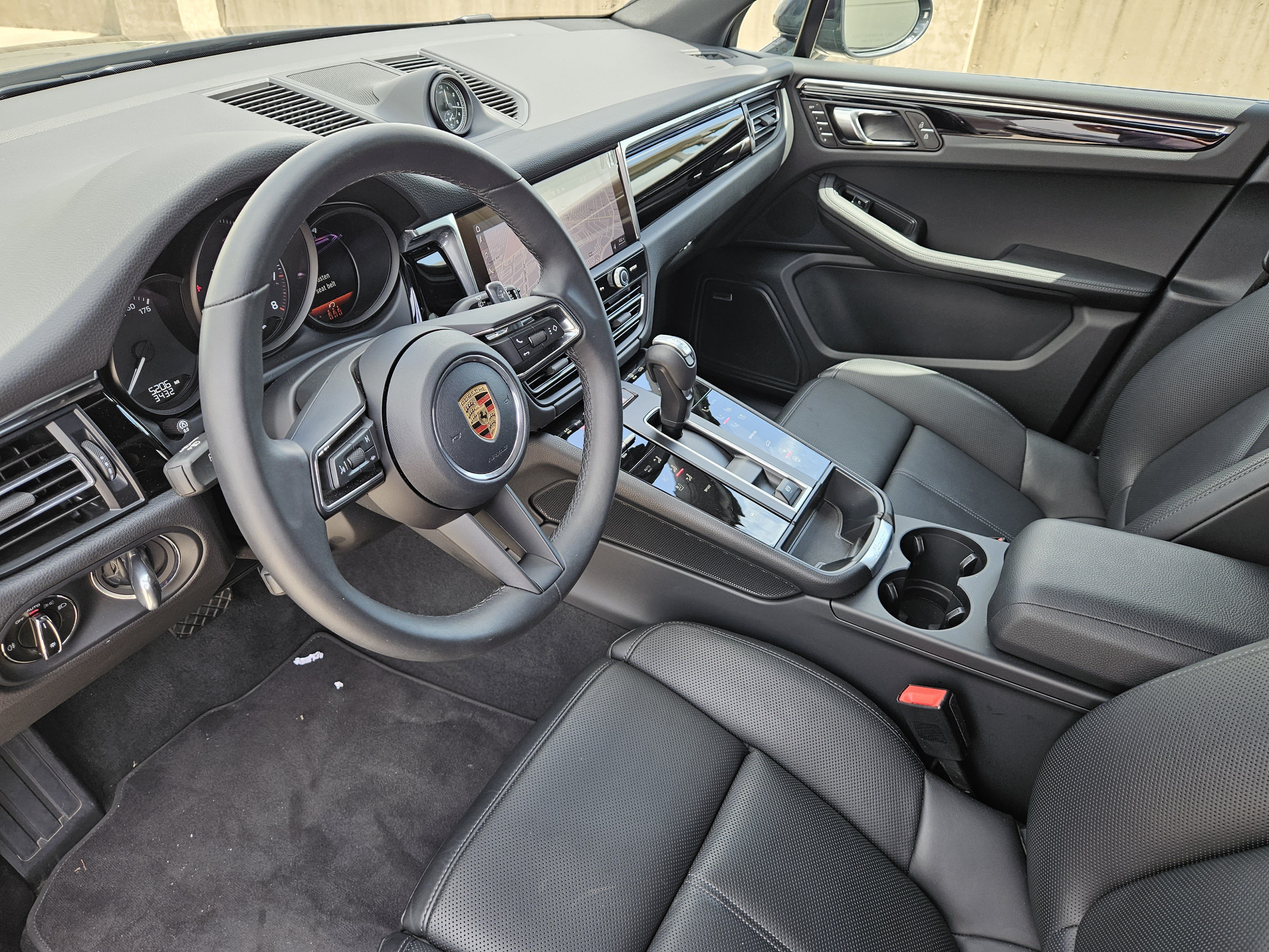 Certified 2026 Porsche Macan AWD/4WD image 4