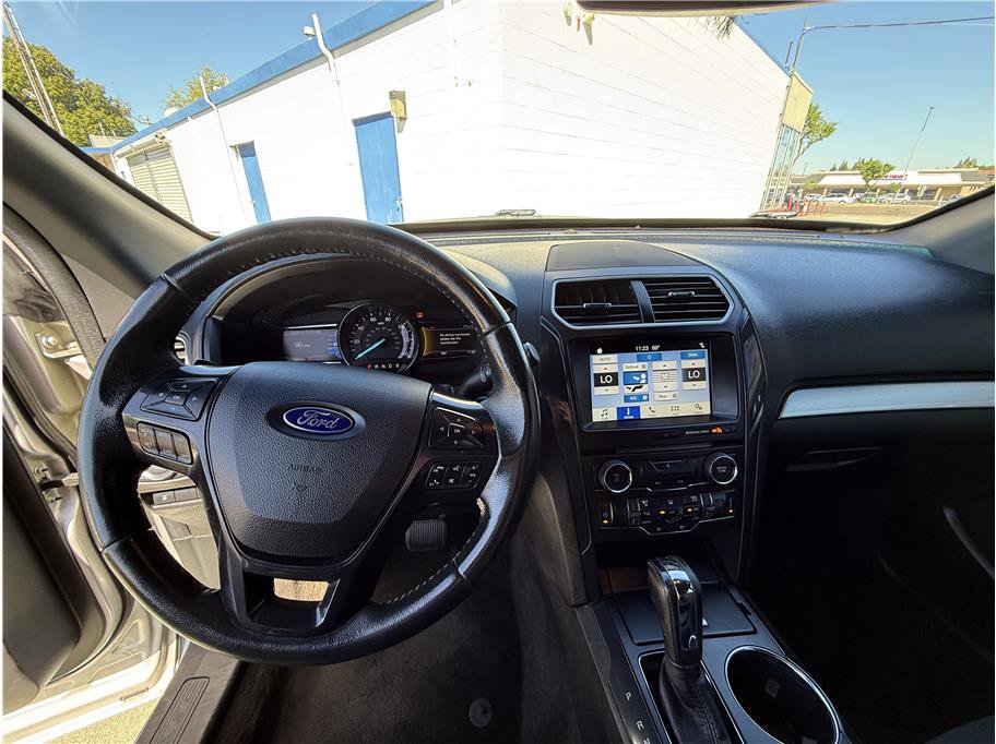 Used 2017 Ford Explorer XLT w/ Equipment Group 201A FWD image 23
