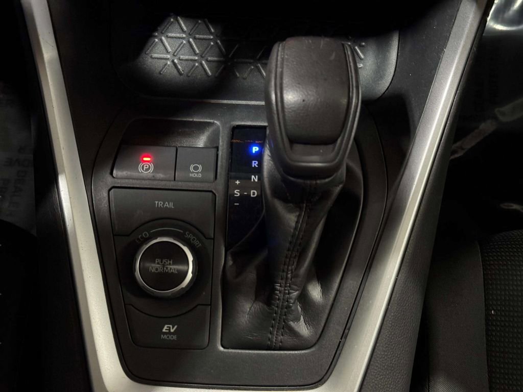 Used 2019 Toyota RAV4 LE image 10