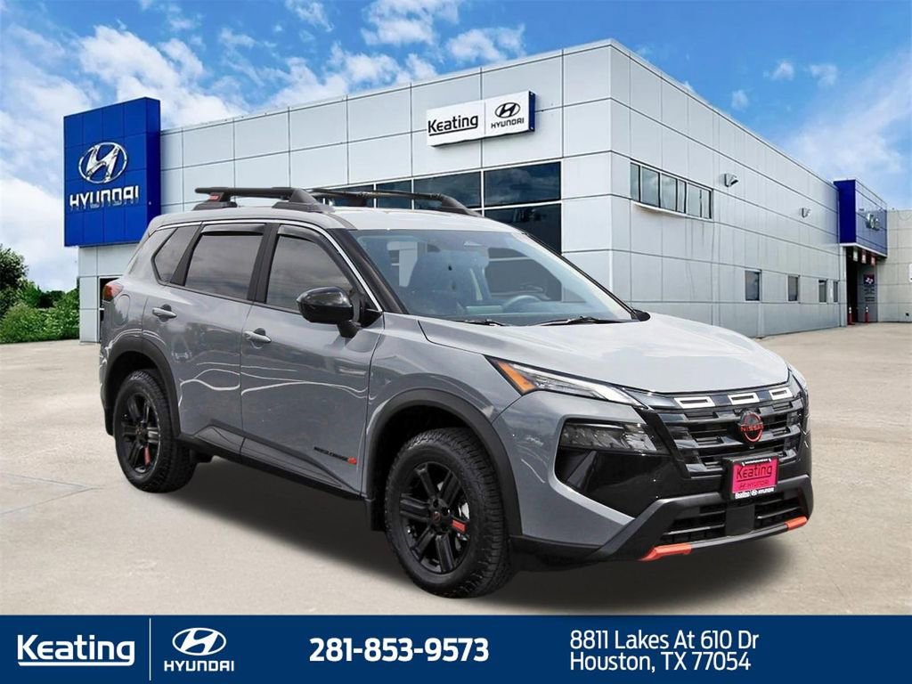 Used 2025 Nissan Rogue SV image 3