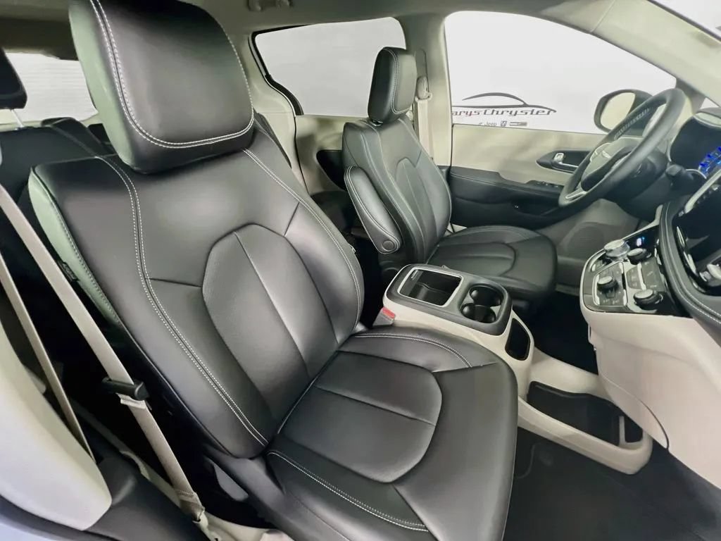 Used 2023 Chrysler Pacifica Touring-L FWD image 29