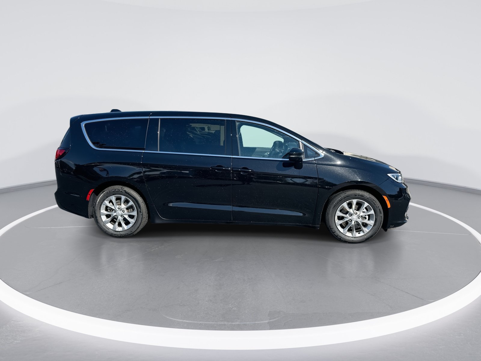 Used 2026 Chrysler Pacifica Limited FWD image 10