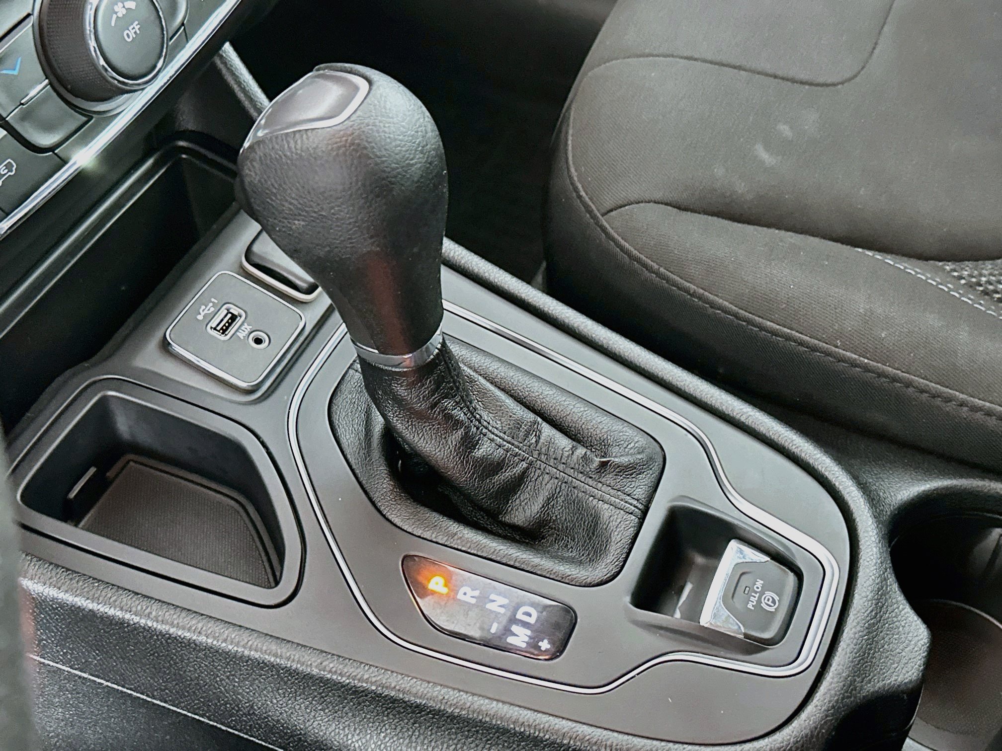 Used 2021 Jeep Cherokee Latitude w/ Mopar Interior Package FWD image 24