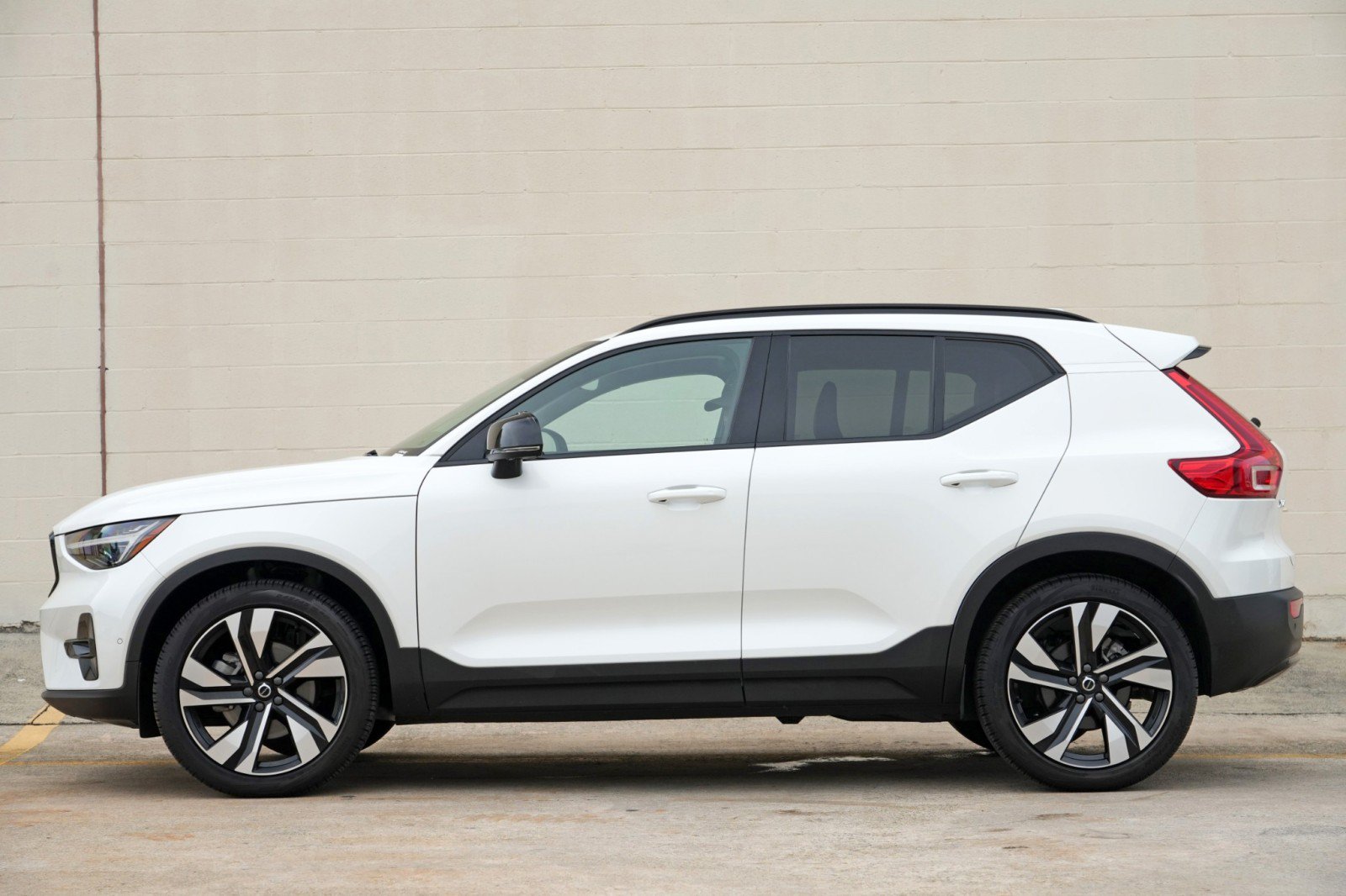 Used 2025 Volvo XC40 B5 Plus w/ Protection Package Premier AWD/4WD image 9