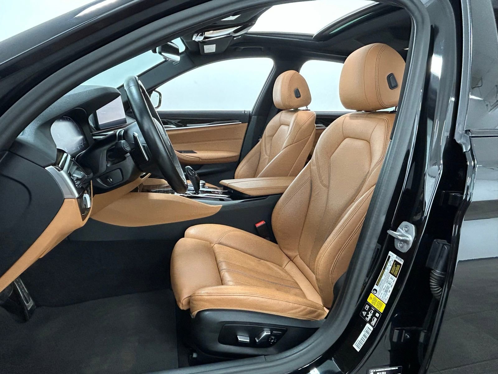 Used 2023 BMW 540i xDrive w/ M Sport Package image 29