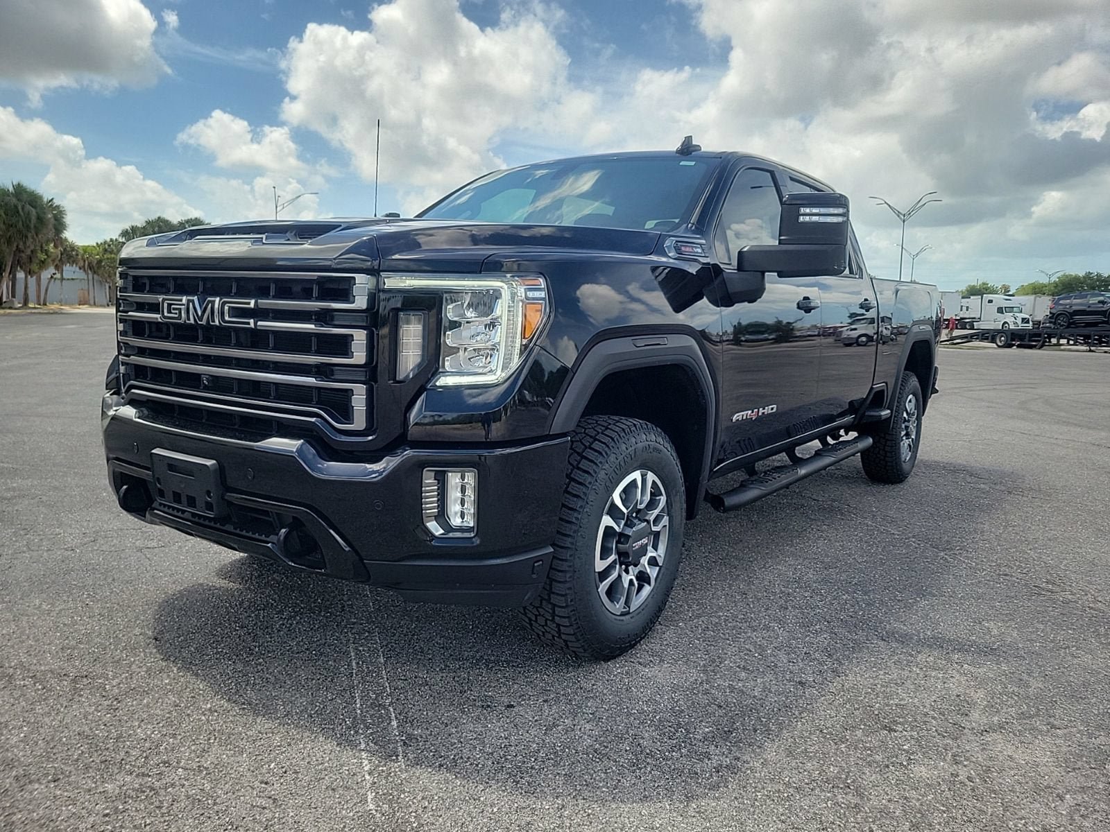 Used 2022 GMC Sierra 2500 AT4 w/ AT4 Preferred Package AWD/4WD image 2