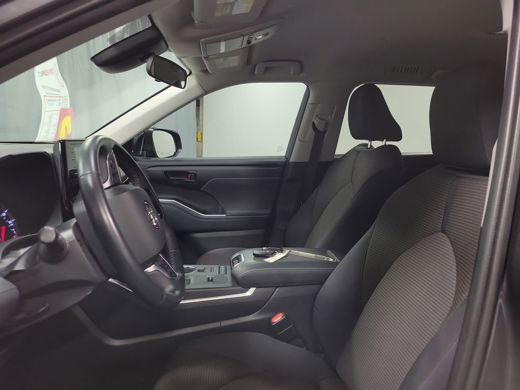 Used 2021 Toyota Highlander LE image 12