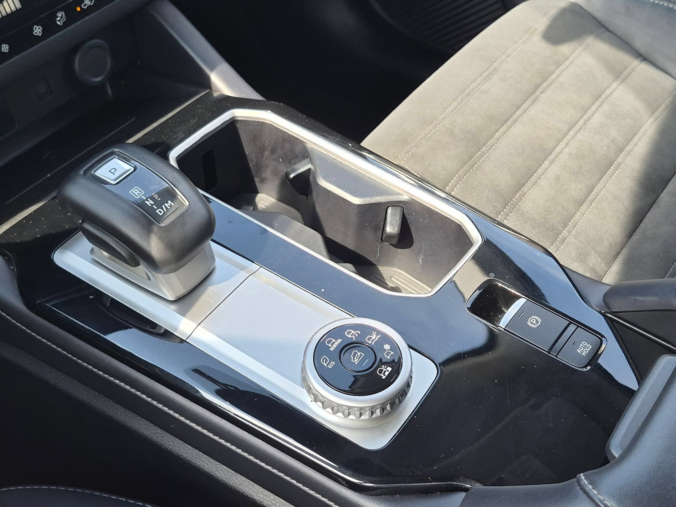 Used 2025 Mitsubishi Outlander AWD image 27
