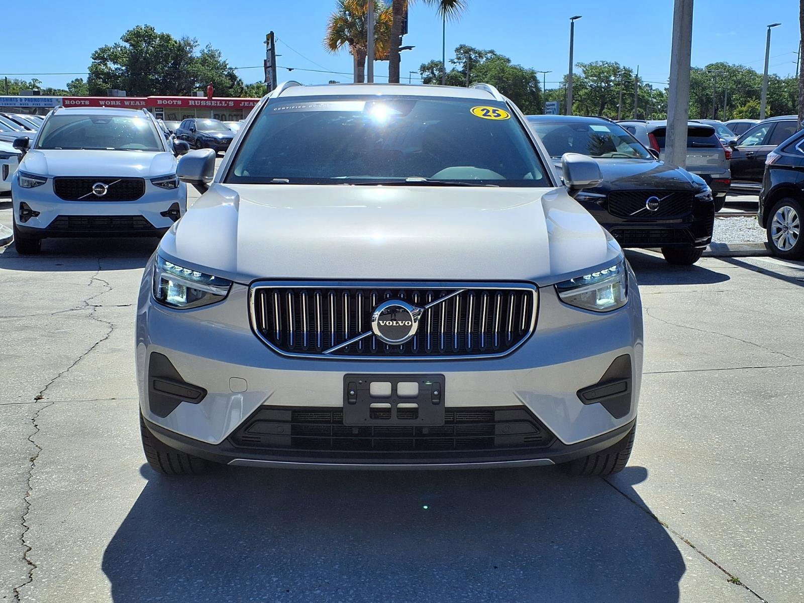 Certified 2025 Volvo XC40 B5 Core AWD/4WD image 2