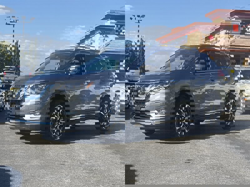 Used 2017 Nissan Rogue SL image 2