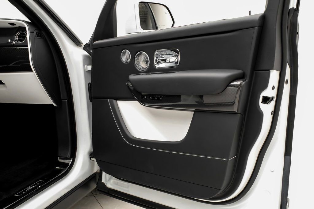 Used 2022 Rolls-Royce Cullinan Black Badge AWD/4WD image 39