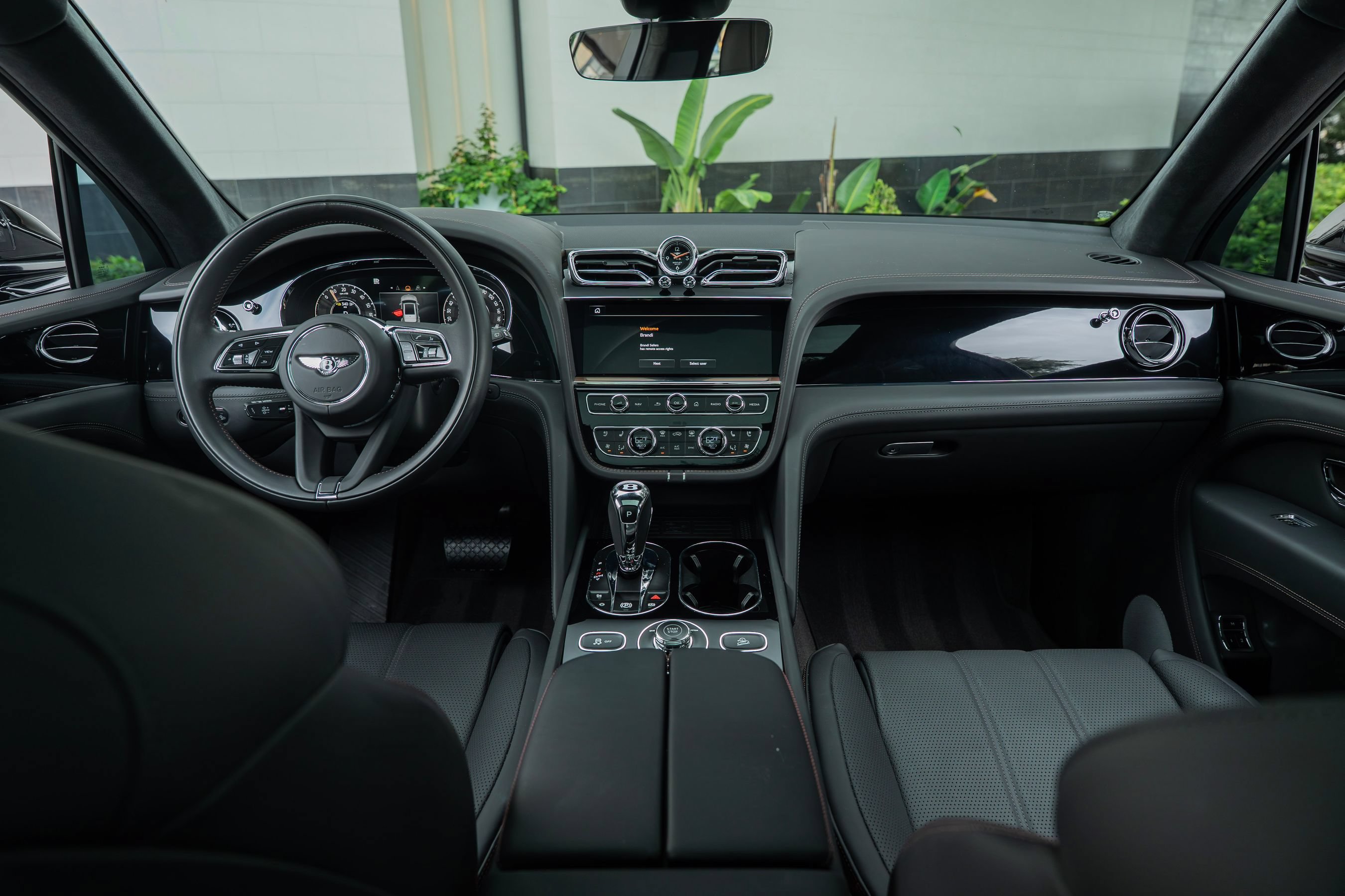 Certified 2024 Bentley Bentayga Plug-In Hybrid AWD/4WD image 4