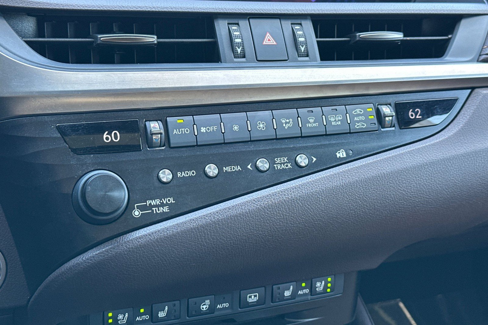 Used 2019 Lexus ES 300h Ultra Luxury w/ Accessory Package 2 FWD image 20