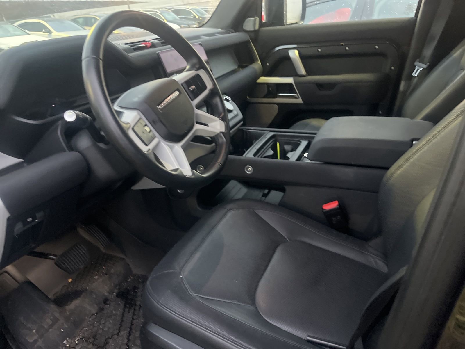 Used 2023 Land Rover Defender 130 X-Dynamic SE image 4