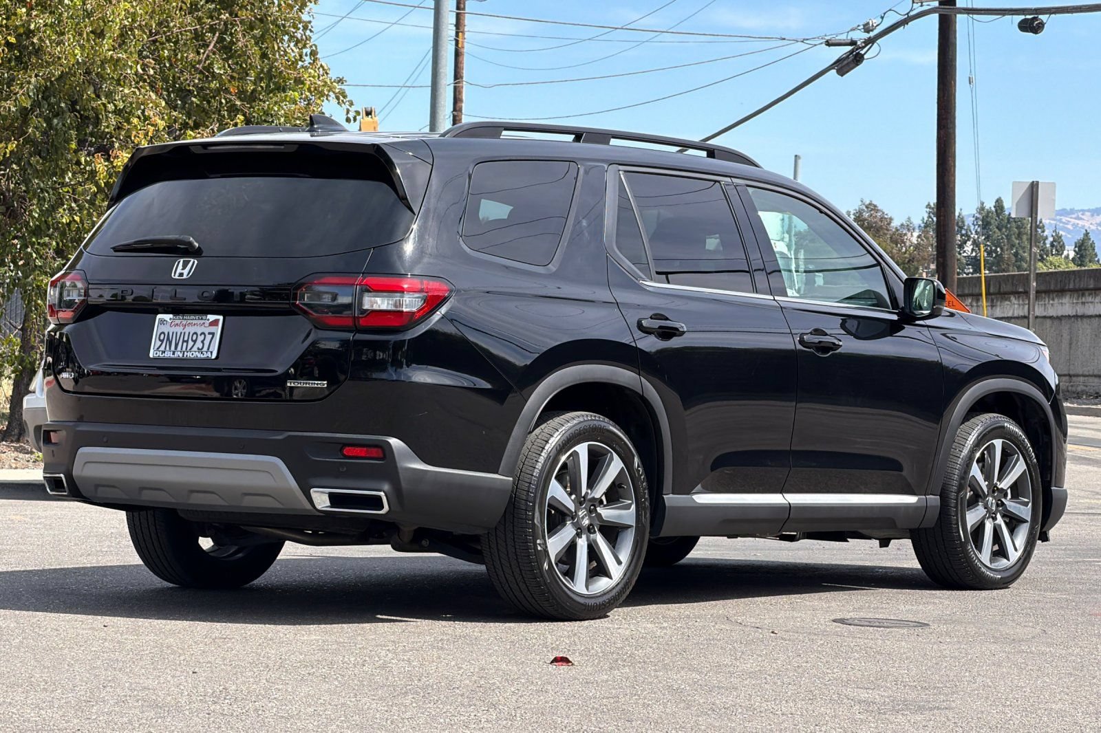 Certified 2025 Honda Pilot Touring image 4