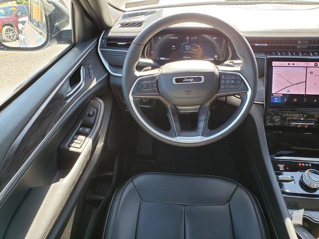 Used 2025 Jeep Grand Cherokee Limited w/ Black Appearance Package AWD/4WD image 18