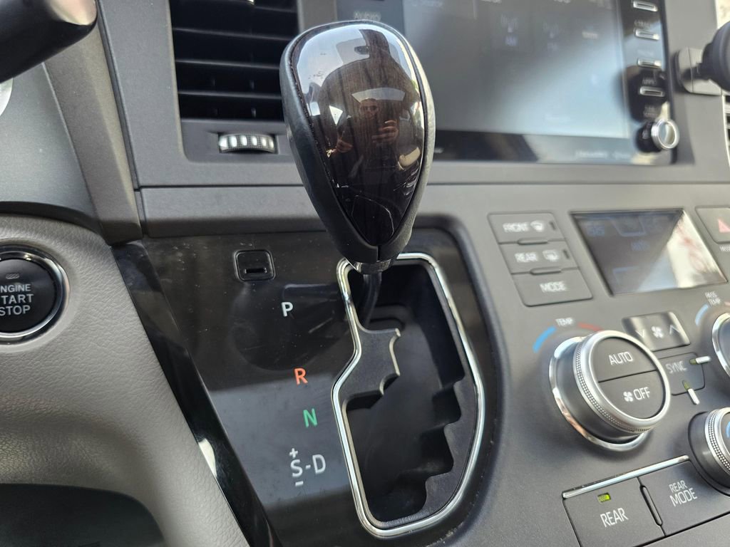 Used 2018 Toyota Sienna XLE w/ XLE Navigation Package AWD/4WD image 33