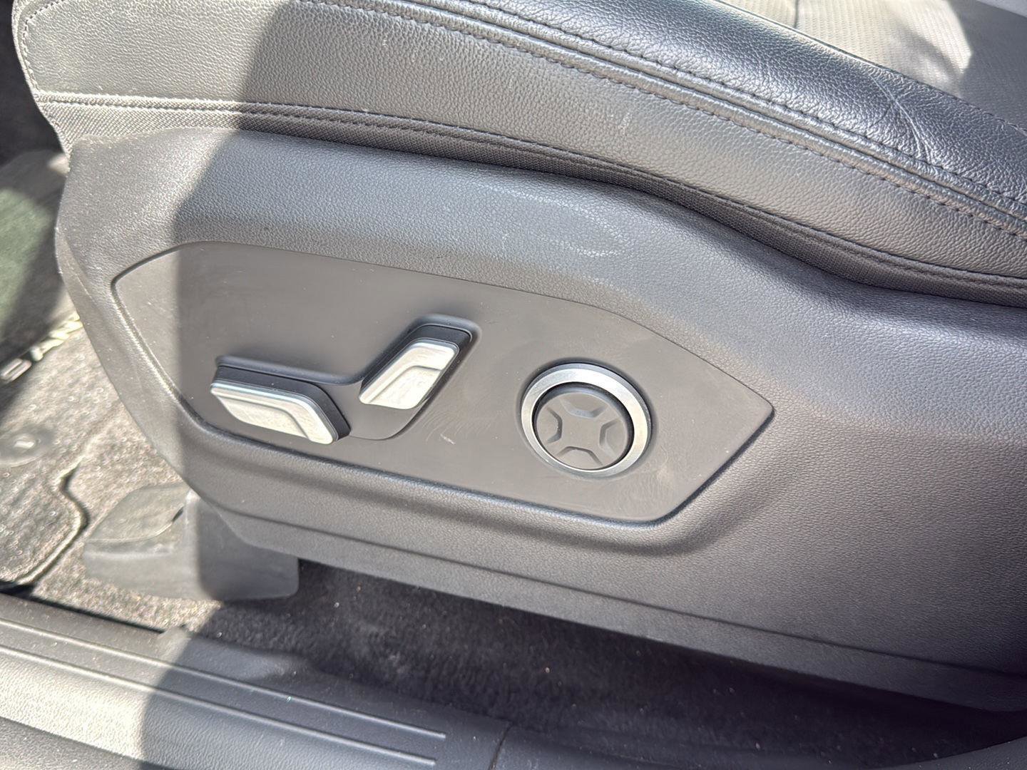 Used 2025 Hyundai Santa Fe Limited FWD image 21
