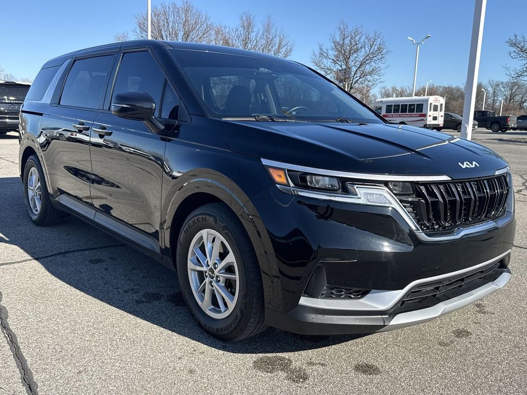 Used 2024 Kia Carnival LX image 2