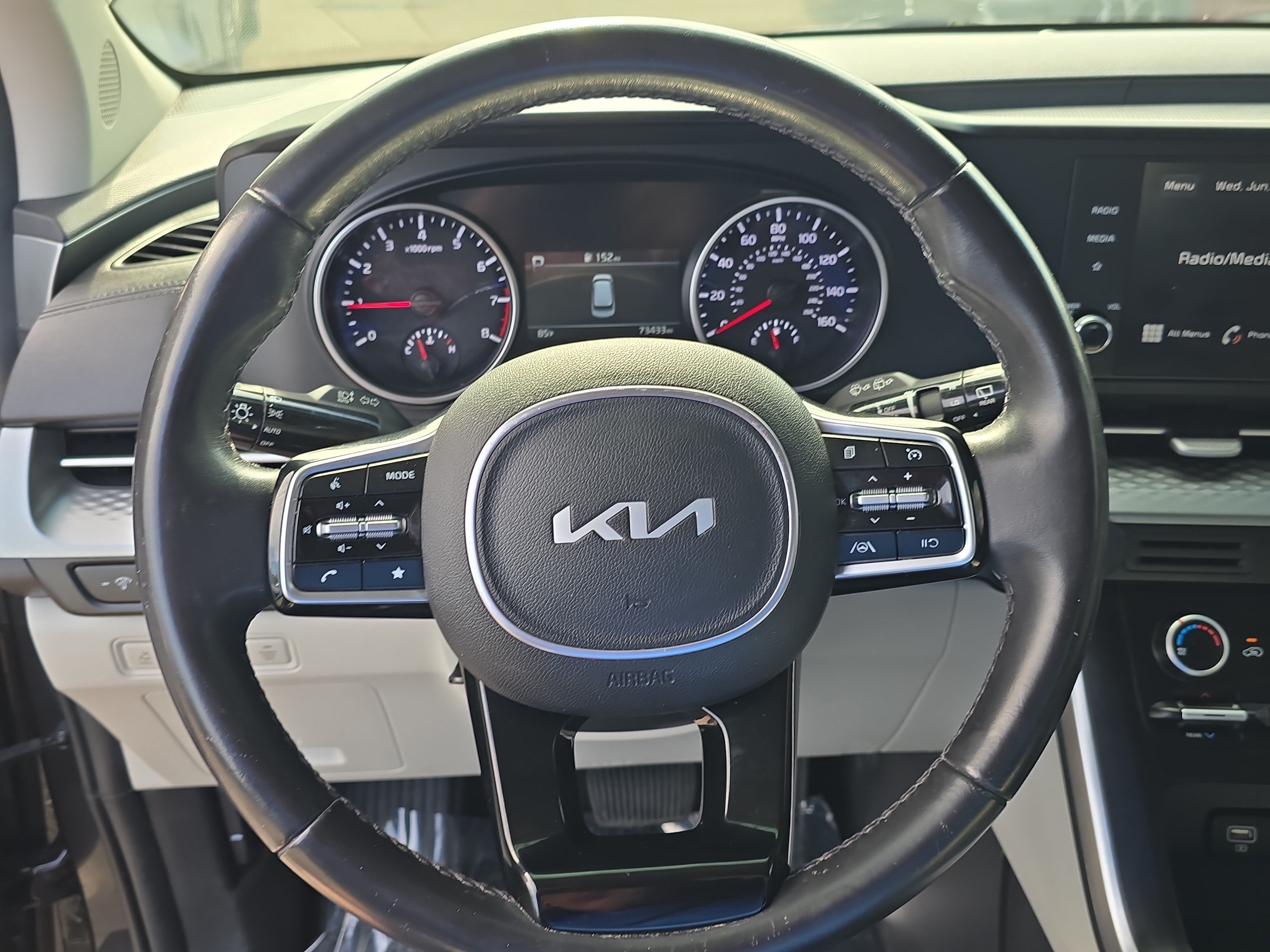 Used 2023 Kia Carnival LX FWD image 30