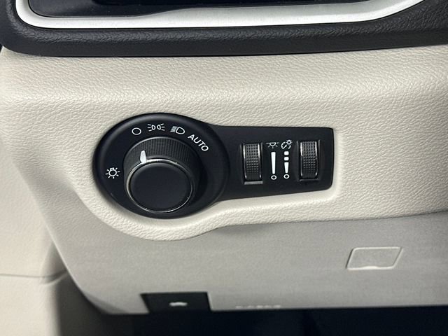 Used 2024 Chrysler Voyager LX image 19