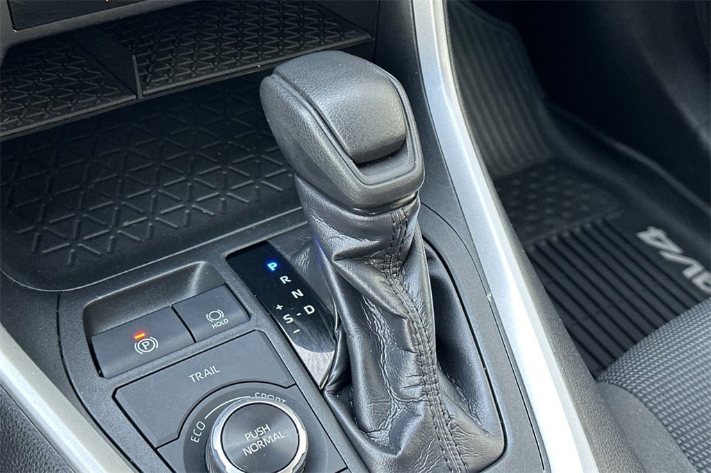 Used 2020 Toyota RAV4 LE image 23