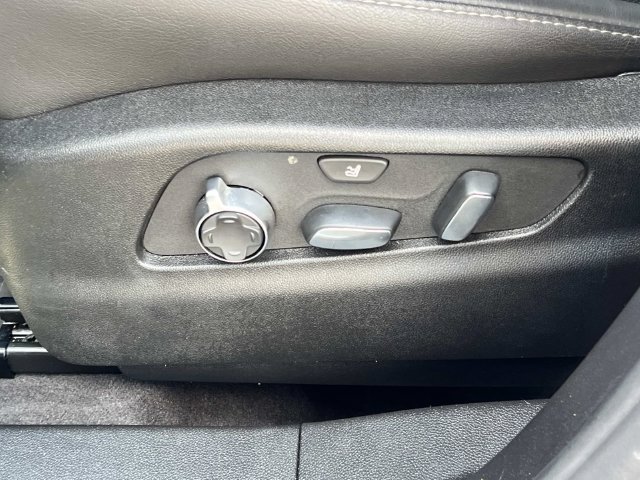Certified 2025 Cadillac XT4 Premium Luxury AWD/4WD image 17