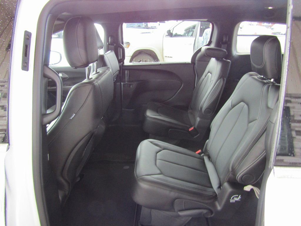 New 2026 Chrysler Pacifica Select image 33
