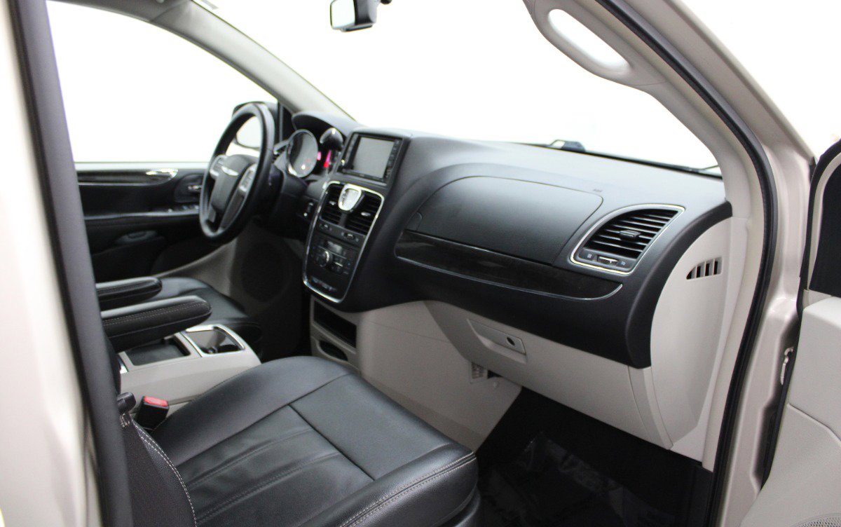 Used 2016 Chrysler Town & Country Touring w/ Driver Convenience Group FWD image 11