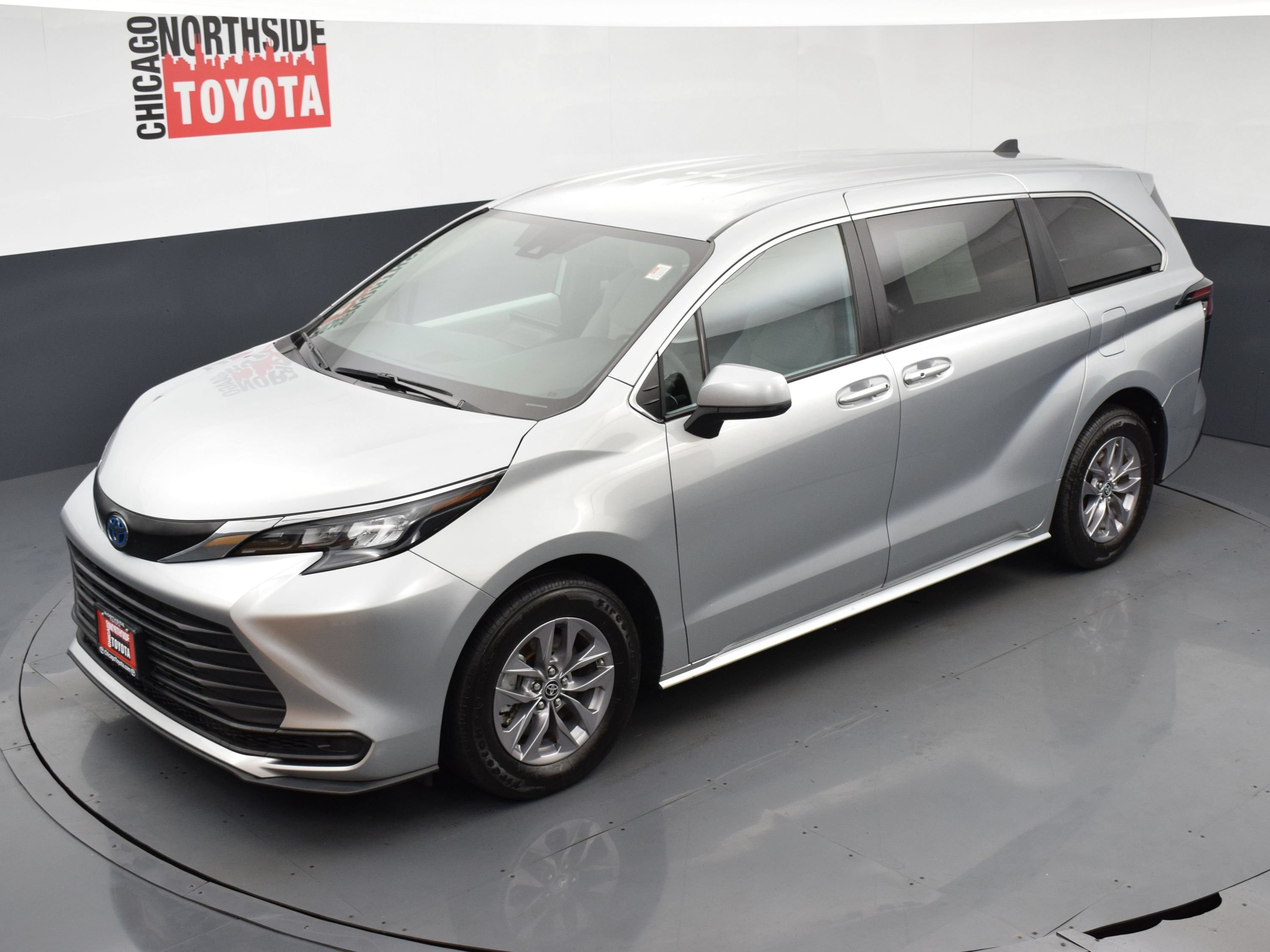 Used 2025 Toyota Sienna LE FWD image 25