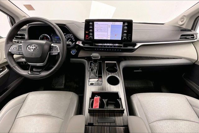 Used 2024 Toyota Sienna Limited image 15