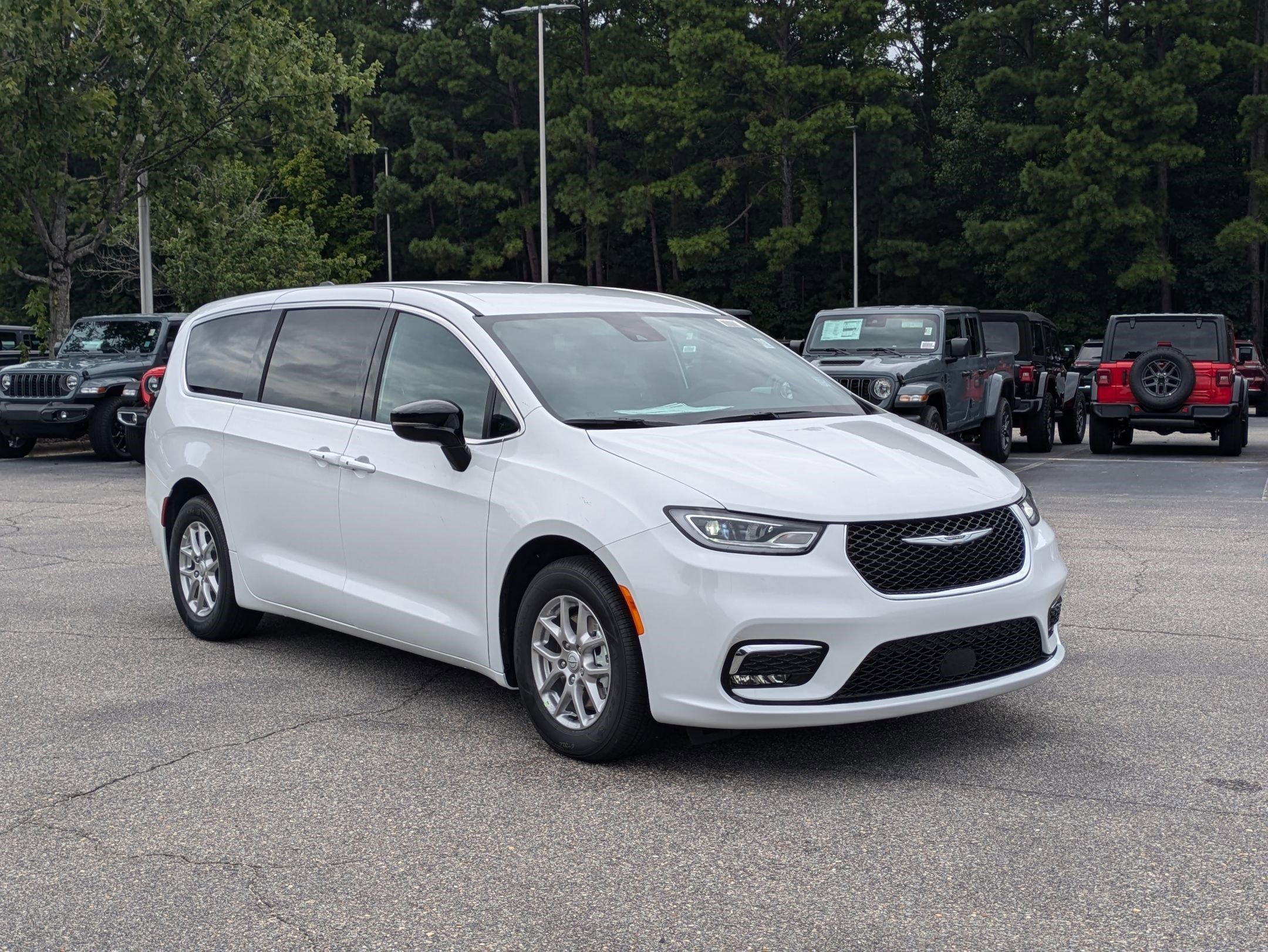 New 2026 Chrysler Pacifica Select image 3