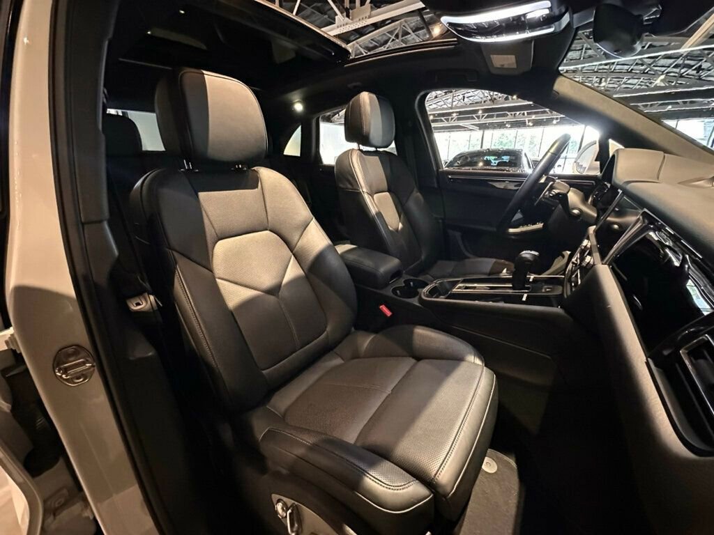 Used 2025 Porsche Macan AWD/4WD image 33